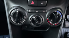 Peugeot 208 1.2 PureTech 82 Signature 5dr [Start Stop] Petrol Hatchback